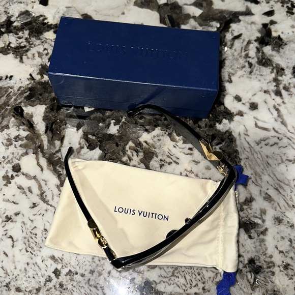 Almost like new LV glasses - Picture 3 of 6